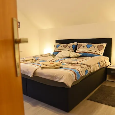 Apartment 80 M2 Haushaelfte, 3 Zimmer, Parkplaetze, Bis 6 Pers