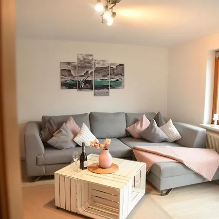 Apartment 80 M2 Haushaelfte, 3 Zimmer, Parkplaetze, Bis 6 Pers