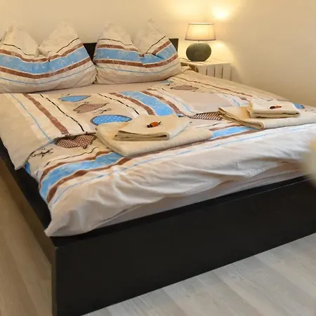 80 M2 Haushaelfte, 3 Zimmer, Parkplaetze, Bis 6 Pers Apartment Waengle