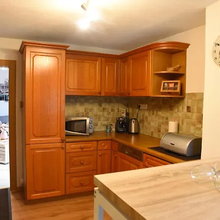 80 M2 Haushaelfte, 3 Zimmer, Parkplaetze, Bis 6 Pers Apartment Waengle